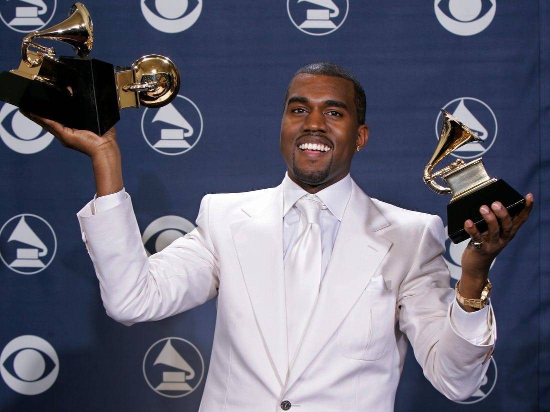 Kanye West orina sobre un Grammy en medio de su disputa con discográficas