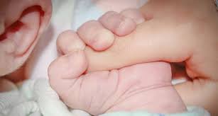 Bebé nacido de madre vacunada tiene anticuerpos de la covid-19