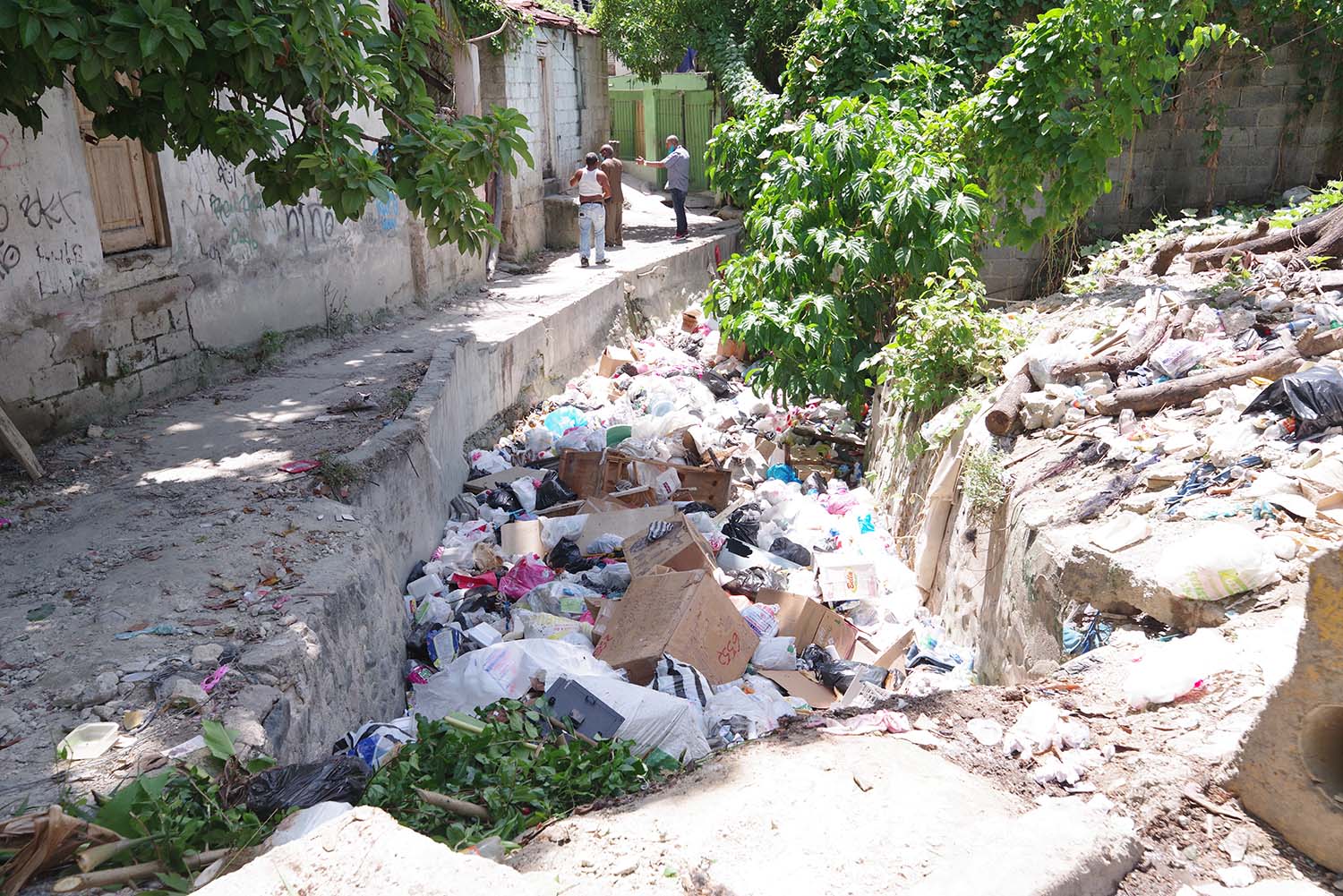 Demandan continuidad del proyecto de saneamiento y reubicación de familias de cañada de Guajimía