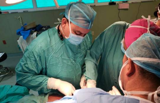 Director Ney Arias Lora realiza varios procedimientos quirúrgicos junto a especialistas