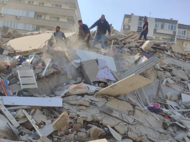 Vea aquí cómo tsunami inunda ciudad costera turca tras terremoto