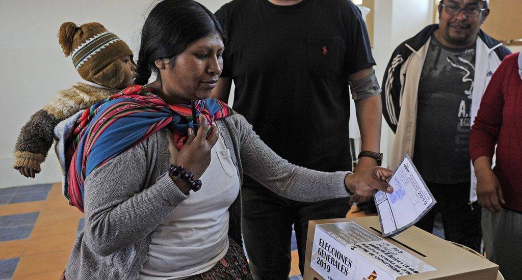 Los bolivianos comienzan a votar para elegir presidente y nuevo Parlamento