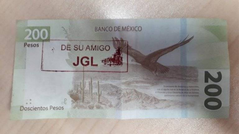 “De su amigo JGL”: los billetes con las iniciales del “Chapo” que salen del cajero y son válidos