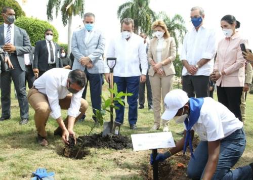 Presidente Luis Abinader encabeza acto primer día del Mes de la Reforestación