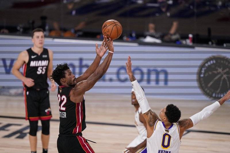 Jimmy Butler se luce y el Heat recorta desventaja 2-1 ante Lakers