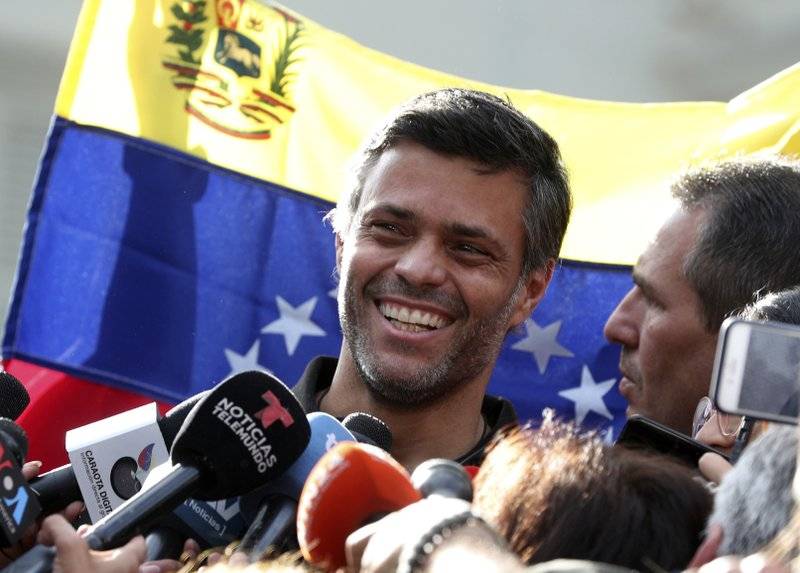 Opositor Leopoldo López sale de embajada española, parte de Venezuela