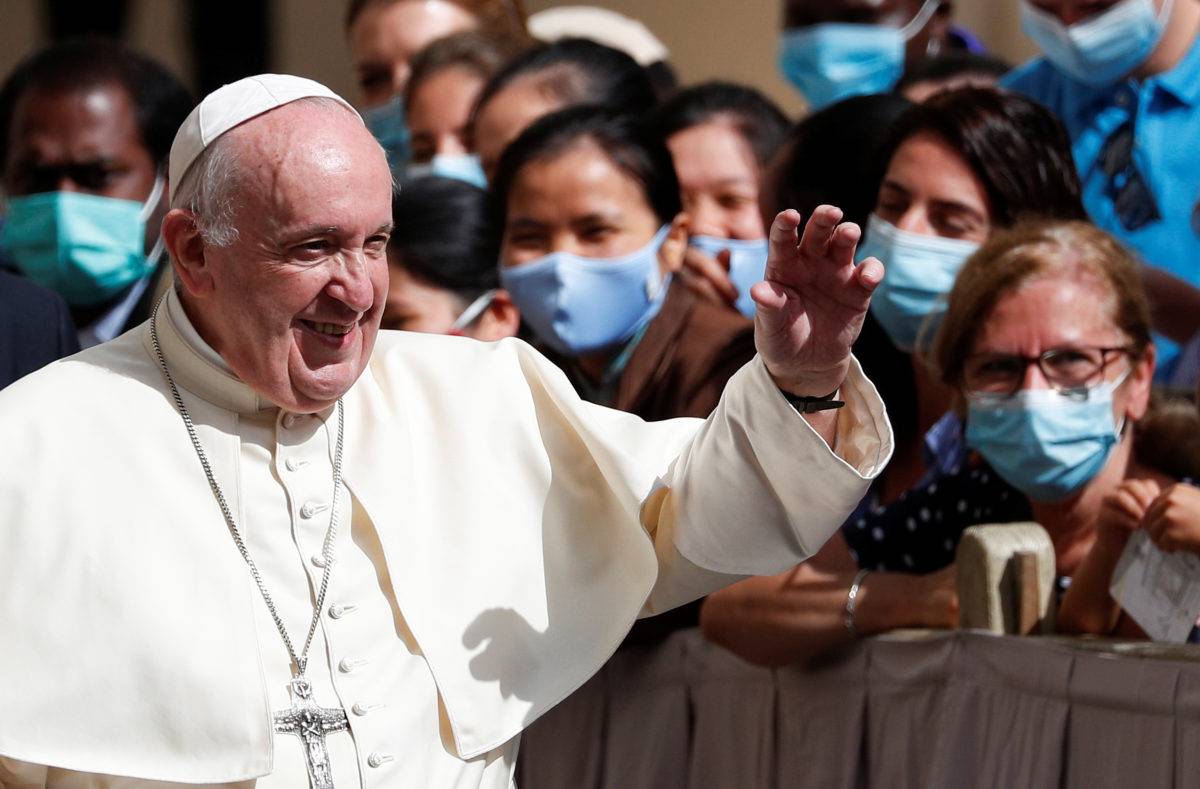 El papa Francisco reanuda las audiencias en interior sin mascarilla