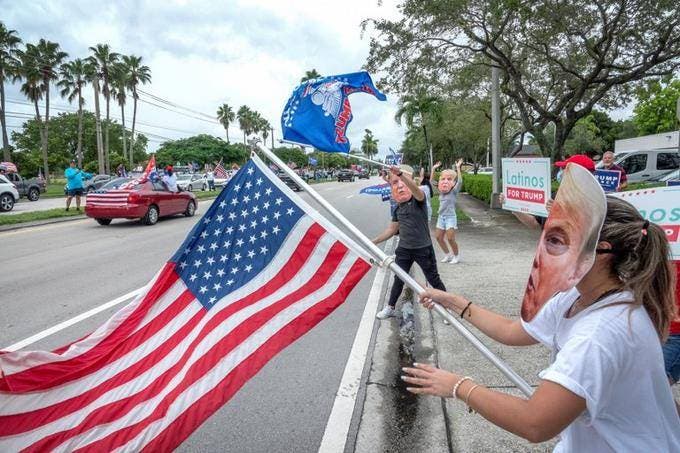 Miles recorren Miami en caravana a favor de Donald Trump