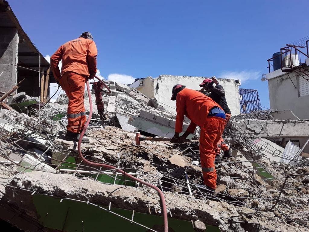 MOPC remueve escombros de vivienda colapsó en Los Mameyes