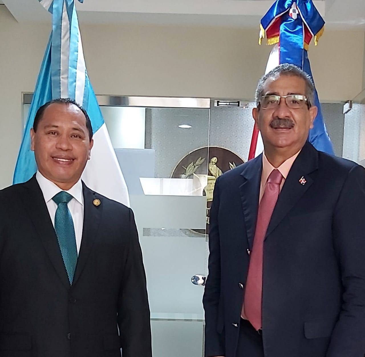 Diputado al PARLACEN se reúne con el embajador de Guatemala