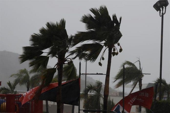 Alerta de tormenta en el Caribe; huracán Epsilon deja oleajes al norte