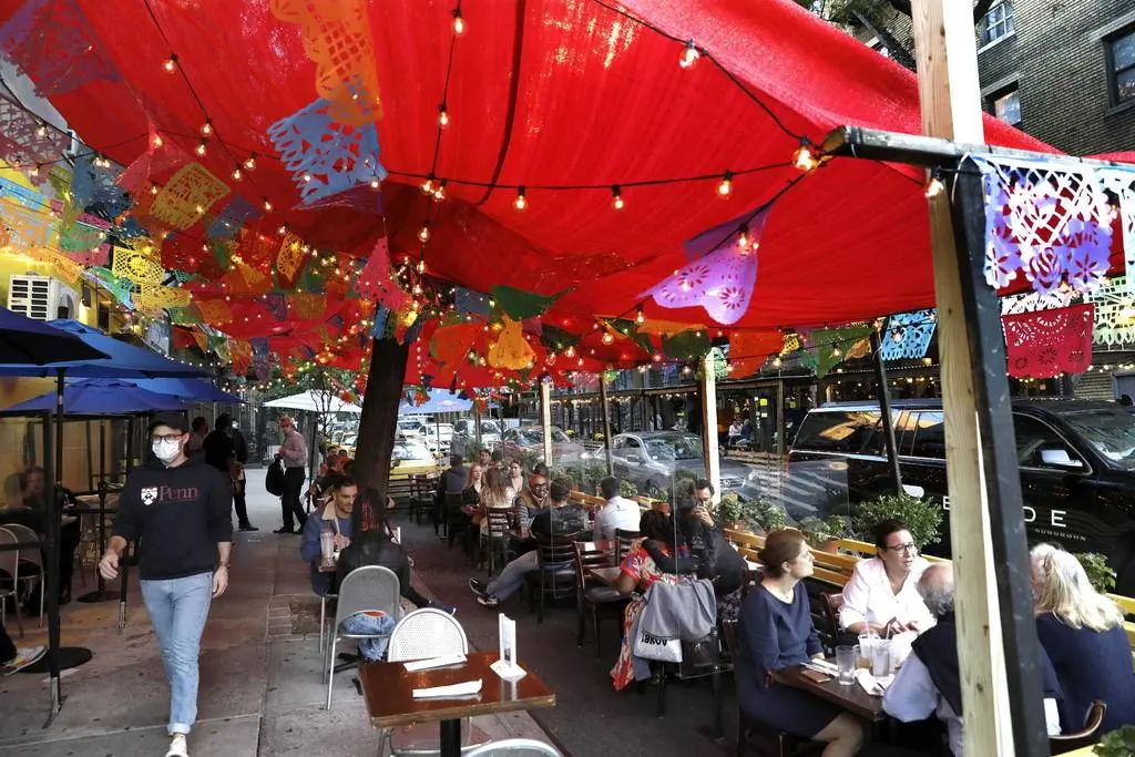 Nueva York reimpone restricciones a los restaurantes y limita las reuniones