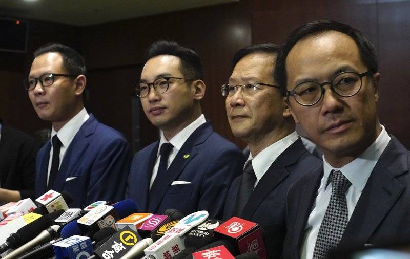 Legisladores prodemocracia de Hong Kong dimiten en masa