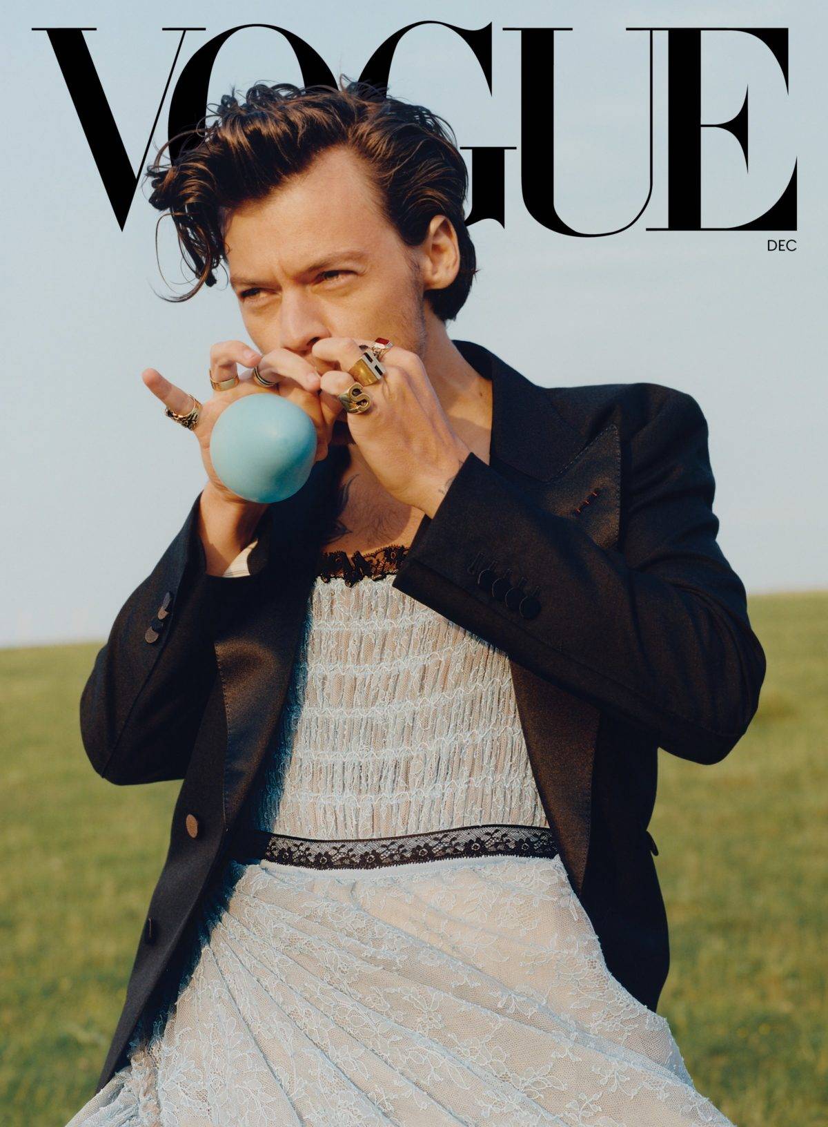 Harry Styles es criticado tras su portada en Vogue por ser demasiado femenino