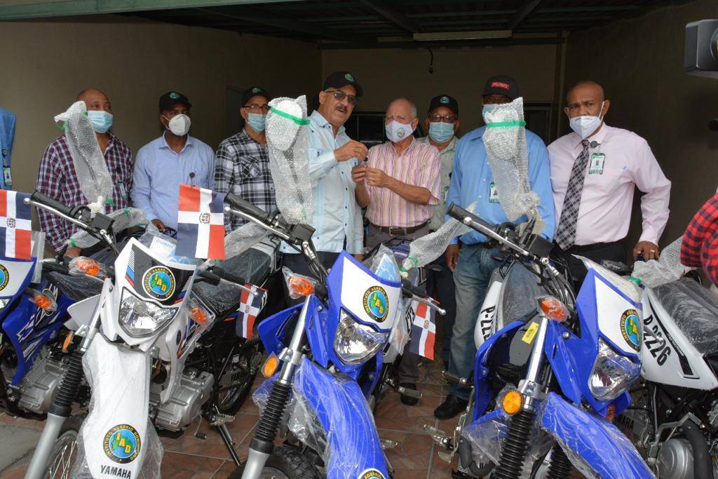 IAD entrega motocicletas a técnicos de esa entidad