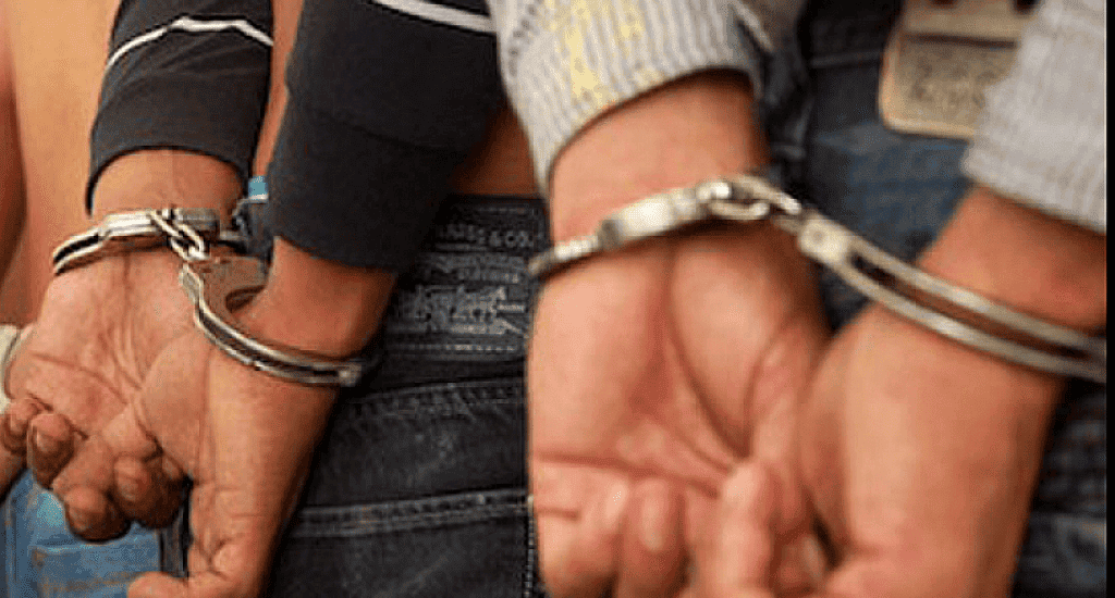 Sorprenden a dos hombres llevando drogas a la cárcel preventiva de La Romana