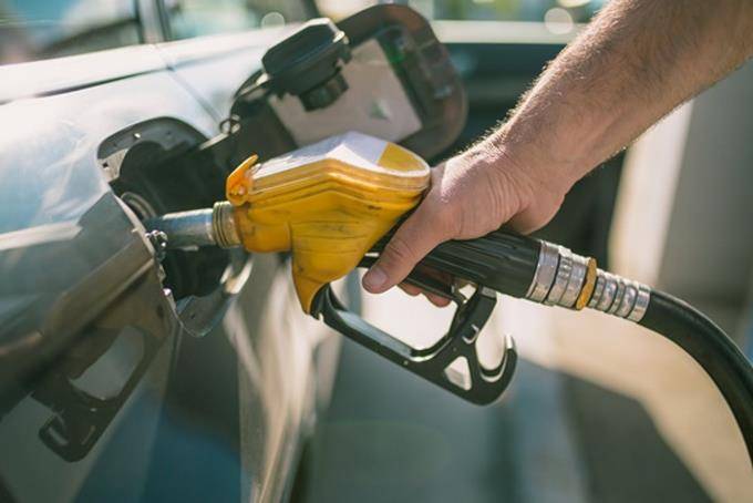 Bajan precios de combustibles; gas natural y GLP invariables
