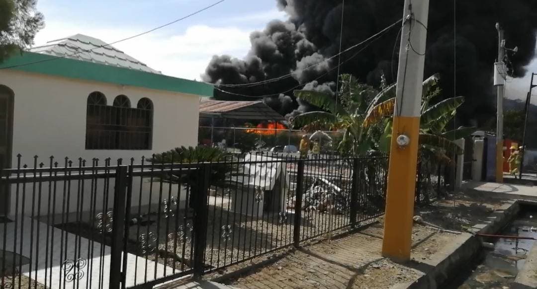 Incendio afecta empresa de transformadores en Licey al Medio