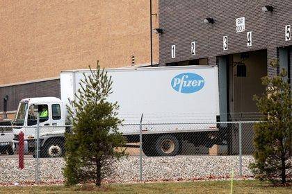 Los primeros camiones comienzan a distribuir la vacuna de Pfizer en EEUU
