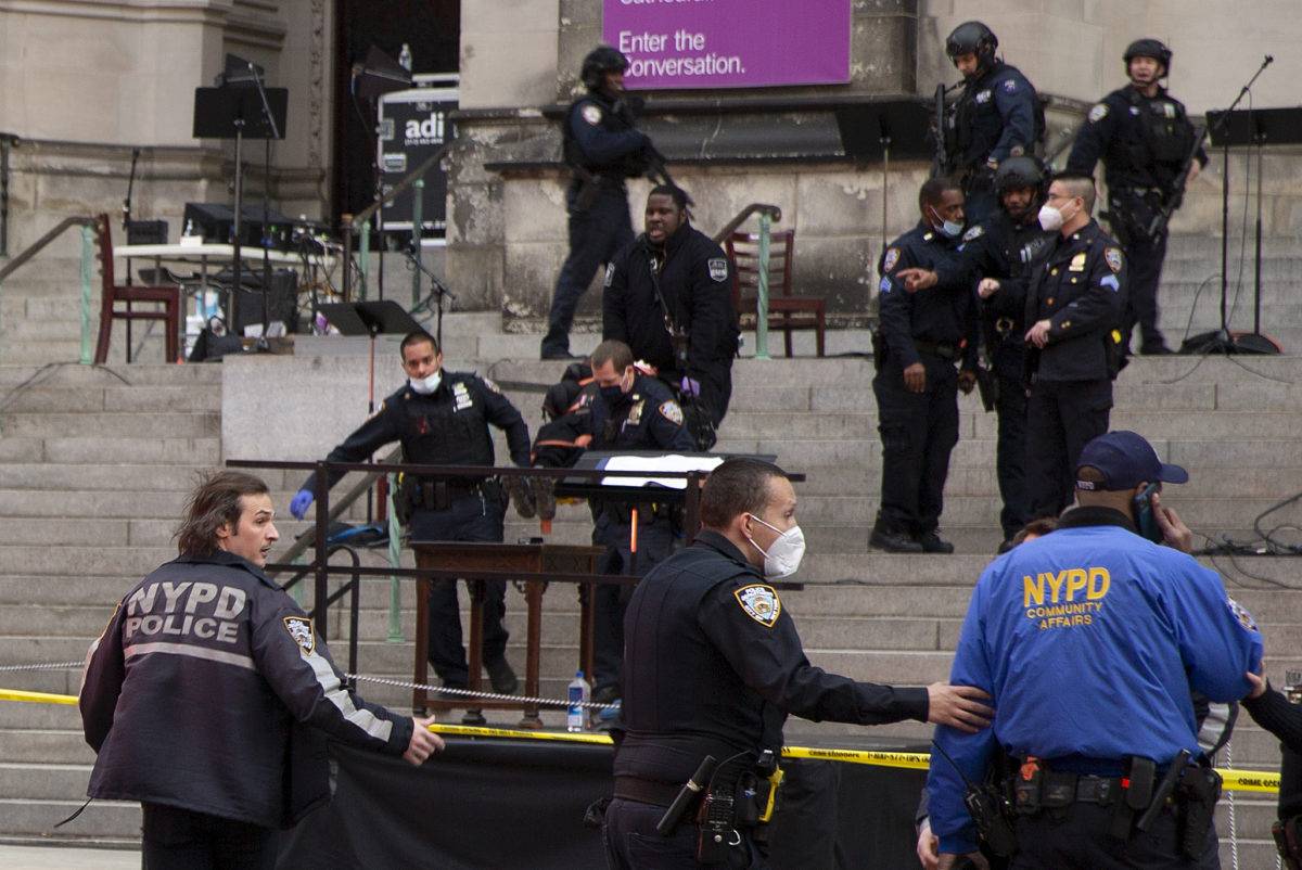 Policía acribilla hombre abrió fuego frente a Iglesia en Alto Manhattan