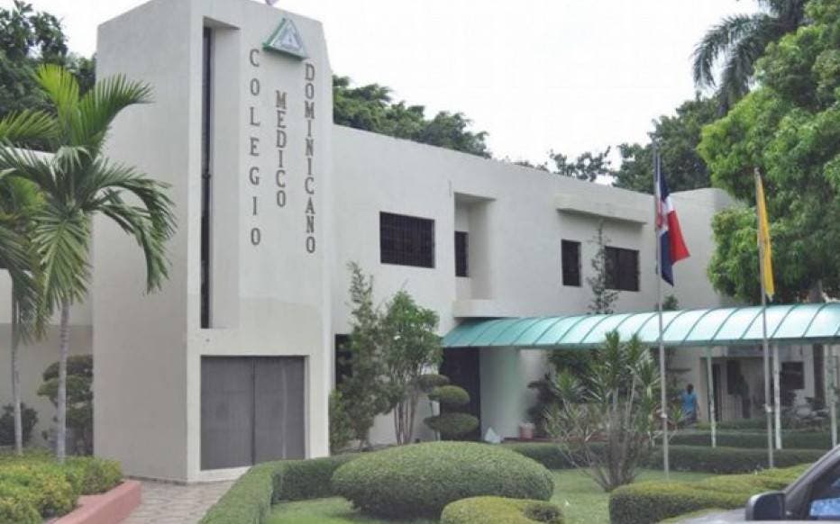 Colegio Médico Dominicano propone a las ARS incluir vacuna anticovid, sin copago