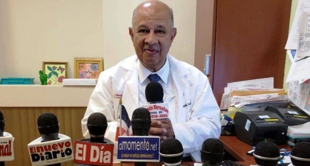 Médico Lantigua se vacuna contra Covid-19 en NY y exhorta comunidad hacerlo
