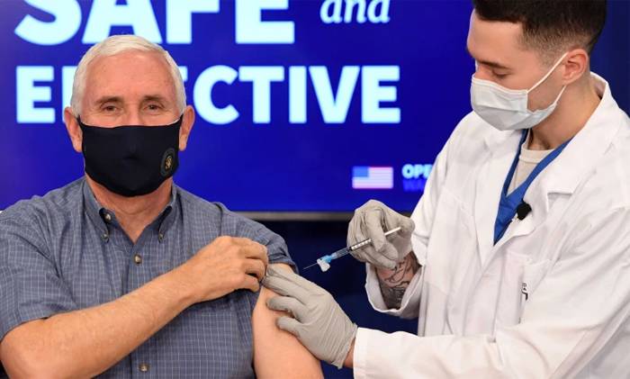 Mike Pence se pone en público la vacuna de la covid-19 para generar confianza