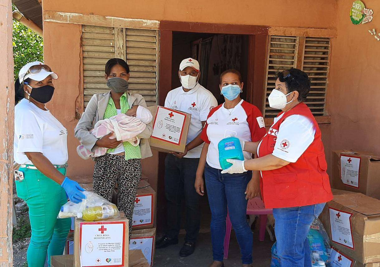 Cruz Roja Dominicana distribuye kits de higiene y alimentos para bebés en la provincia de Elías Piña