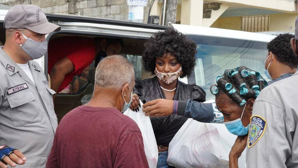 Amara la Negra entrega ayuda a 300 familias por fiestas navideñas