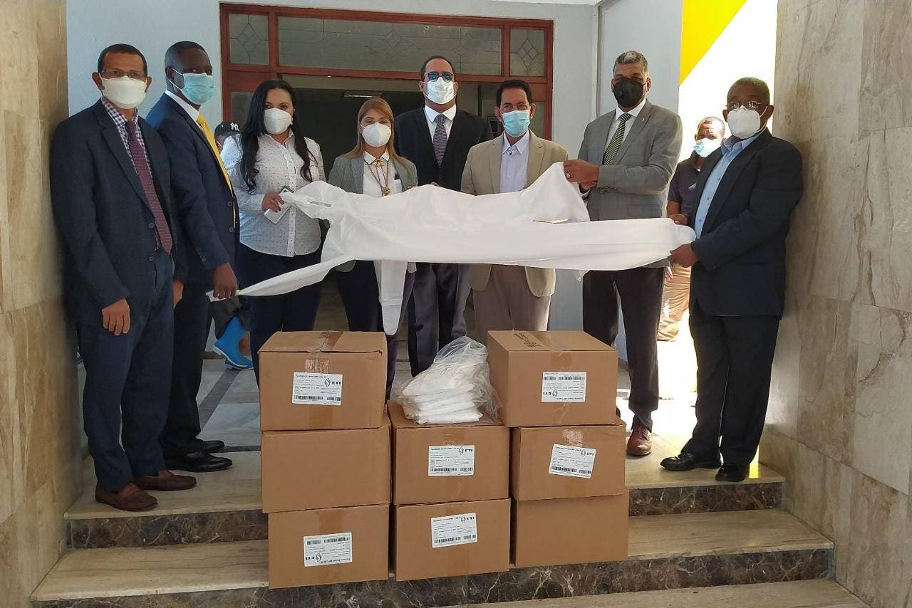 PARLACEN entrega trajes bioseguridad al hospital San Vicente de Paúl de SFM