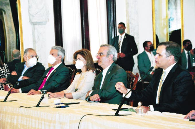 Parte del equipo económico del presidente Abinader durante reunión en Palacio. 