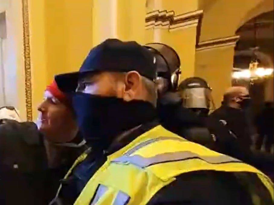 Investigarán a policía del Capitolio por su comportamiento ante seguidores Trump