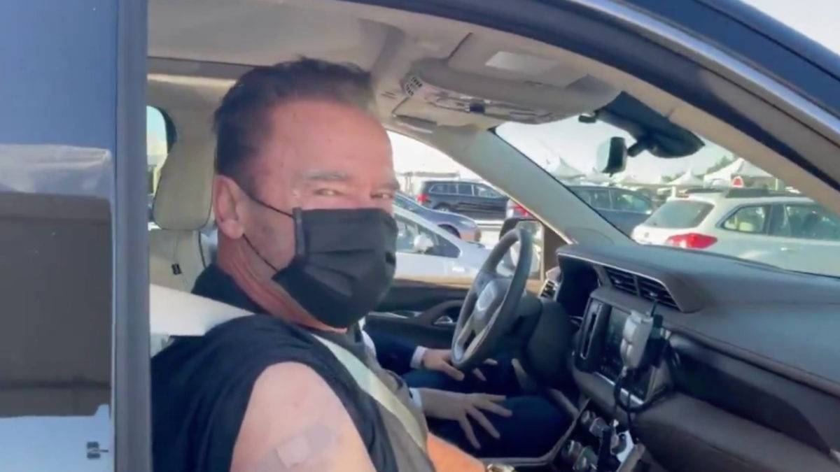 Ven conmigo si quieres vivir:  Arnold Schwarzenegger tras recibir vacuna contra COVID