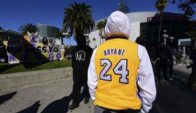 Fanáticos de baloncesto recuerdan a Bryant un año después de su trágica muerte