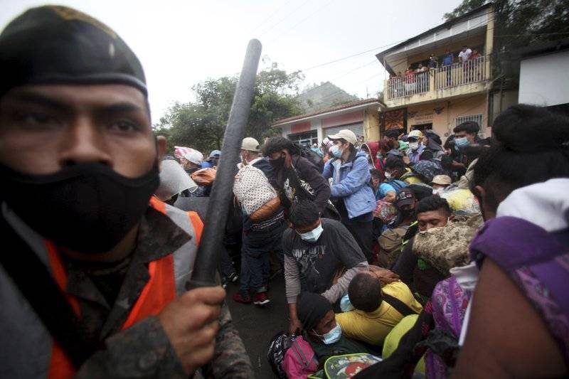 Guatemala intenta impedir paso a caravana de hondureños