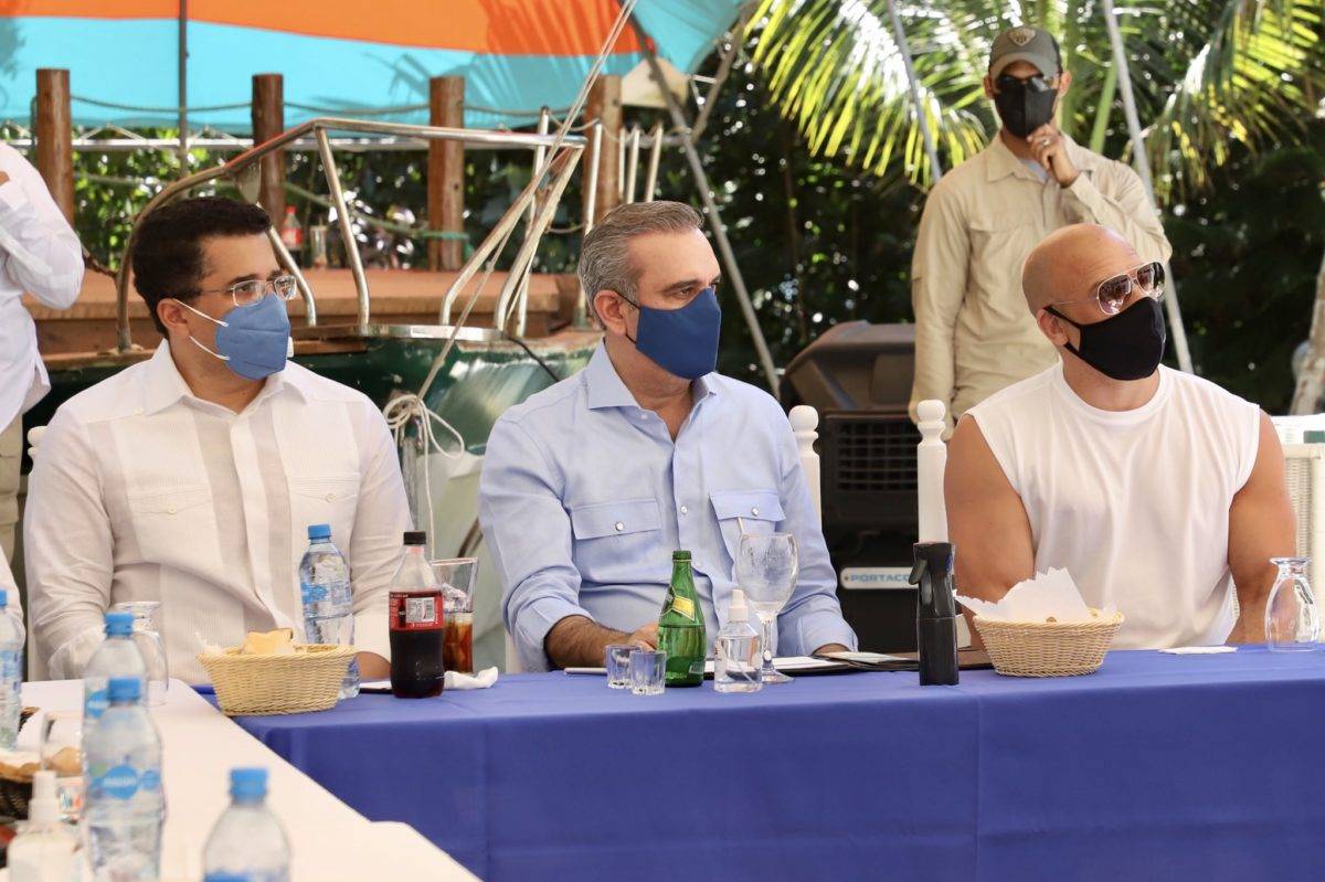 Reunión de Vin Diesel con Abinader y su vestimenta informal causan furor en las redes sociales