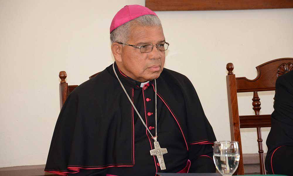 Arzobispo Ozoria rechaza programa vacunación que excluye extranjeros indocumentados