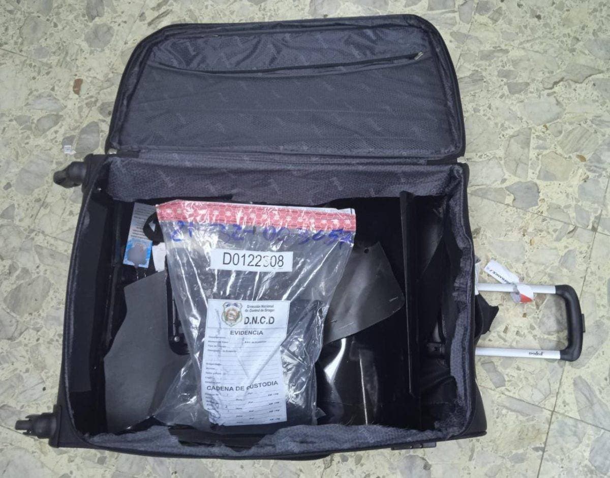 Un dominico-italiano llevaba cocaína en maleta con doble fondo