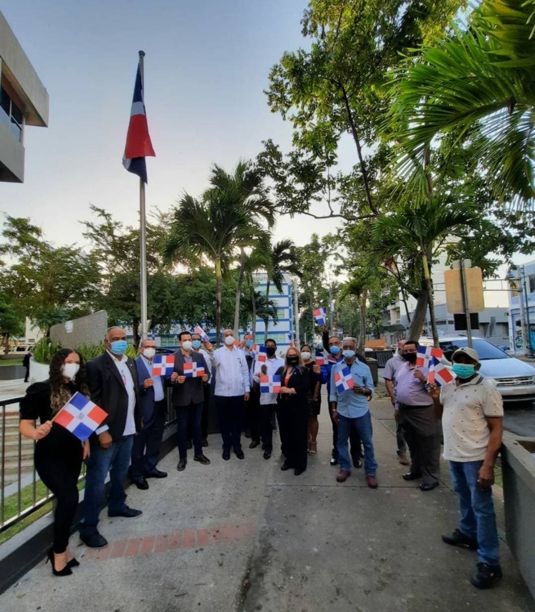 Consulado dominicano en San Juan PR iza bandera en inicio del Mes de la Patria