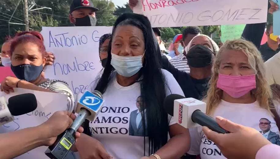 Familiares exigen libertad para exdirector de Aduanas acusado de abuso sexual