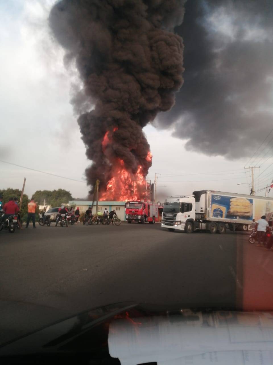 Incendio afecta tienda de repuestos automotriz en La Vega