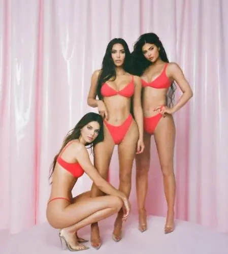 Las Kardashian encienden las redes tras publicar fotos en trajes de baño