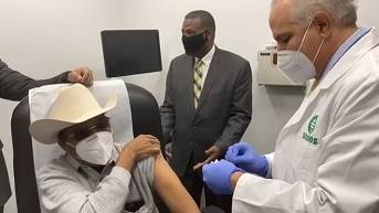 Realizan masiva vacunación contra Covid-19 en El Bronx