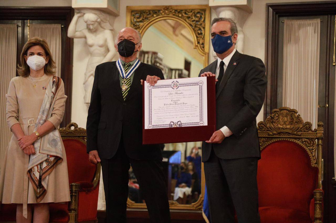 Fotos: Abinader condecora con Orden del Mérito de Duarte, Sánchez y Mella a personalidades