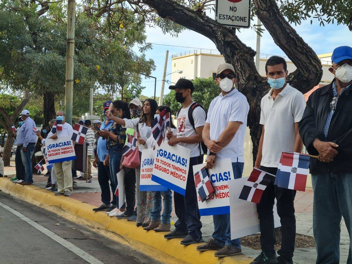 Al igual que cuando Danilo Medina, hay manifestantes en el Congreso apoyando a Abinader