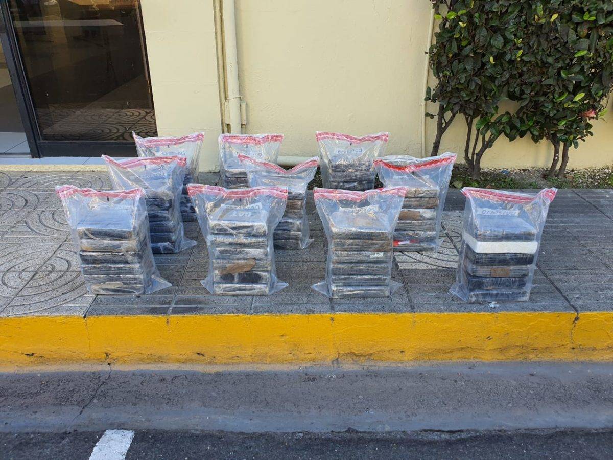 Tenían 60 paquetes de cocaína en el closet de una casa en San Pedro de Macorís