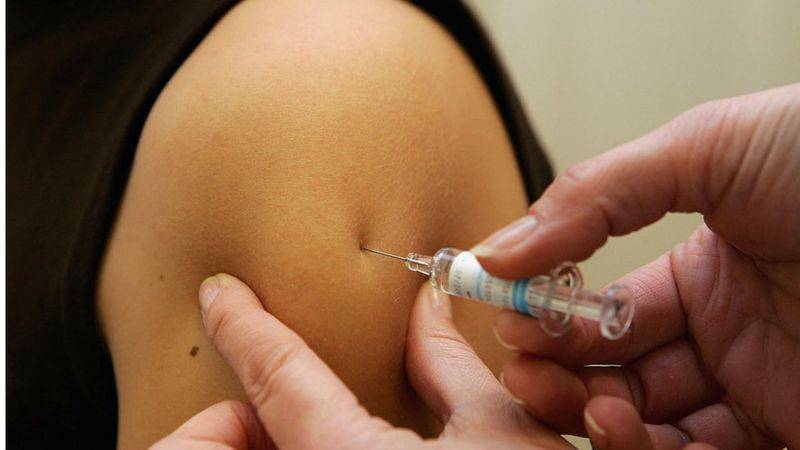 ¿Por qué las vacunas contra el coronavirus se ponen en el brazo y no en otras partes del cuerpo?