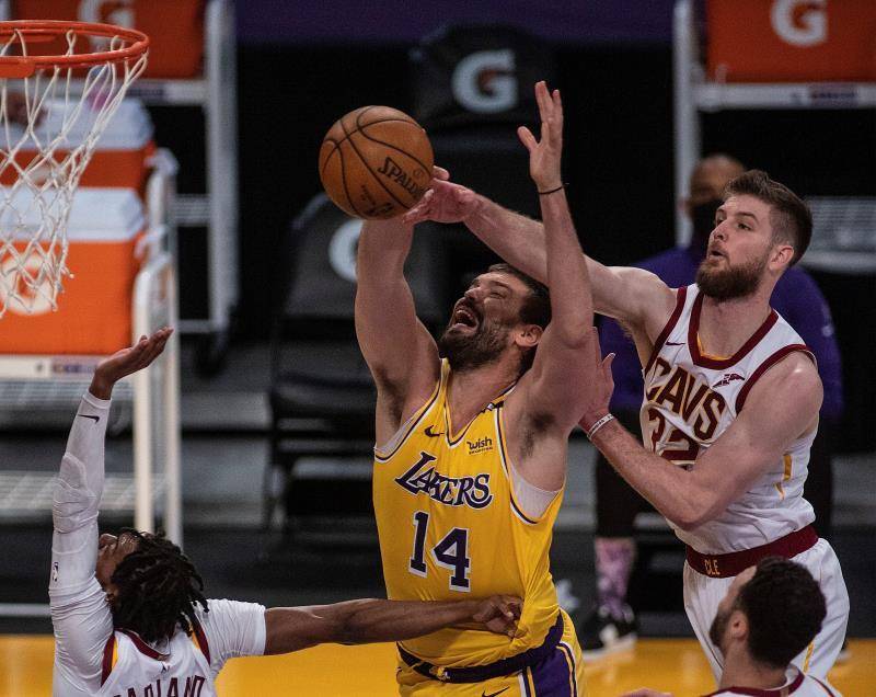 Lakers rompen racha perdedora con Harrell de líder; Gasol, 4 puntos