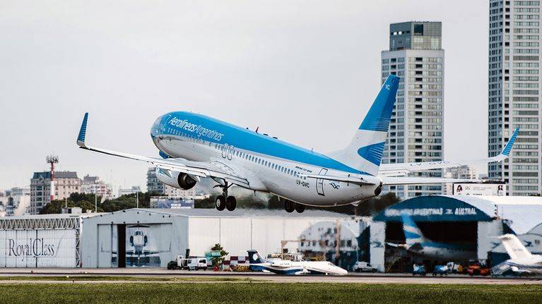 Argentina restringe vuelos internacionales y extiende medidas por covid-19