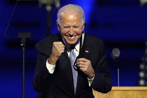 Biden celebra la aprobación del plan de rescate, una ley “histórica»